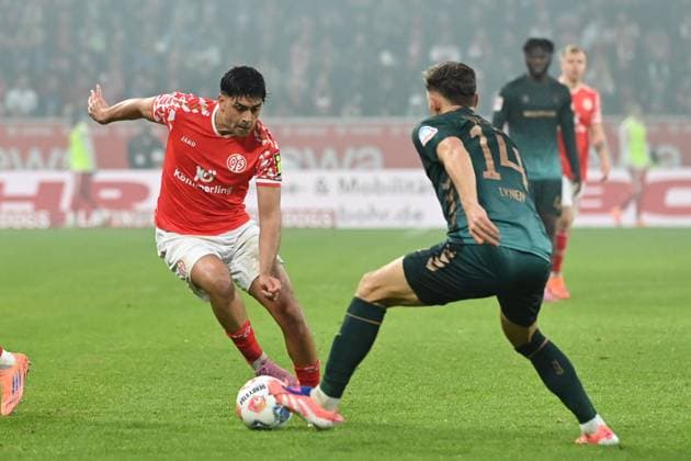Nadiem AMIRI MZ vs Senne LYNEN HB Action, duel, 1 FSV Mainz 05 MZ SV Werder Bremen HB 1 1 Football 1 Bundesliga Season 2025 2026, 9 Spieltag, Spieltag9, matchday9, am 01 11 2025, MEWA Arena Mainz DFL regulations prohibit any use of photographs as image sequences and or quasi video Â