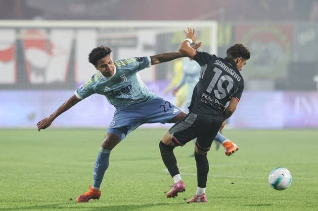 Cremonese v Juventus, Serie A football, Bergamo, Italy Cremona, Italy. 01st, November 2025. Weston McKennie (22) of Juventus and Jeremy Sarmiento (19) of Cremonese seen during the Serie A match between Cremonese and Juventus at Zini Stadium in Cremona. Italy, Bergamo  Copyright: xGonzalesxPhoto StefanoxNicolix