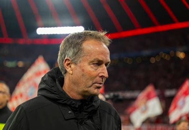 01.11.2025, Fussball Bundesliga 2025 2026, 9.Spieltag, FC Bayern München - Bayer Leverkusen, in der Allianz-Arena München, Trainer Kasper Hjulmand (Bayer Leverkusen) nachdenklich *** 01 11 2025, Soccer Bundesliga 2025 2026, Matchday 9, FC Bayern Munich Bayer Leverkusen, in the Allianz Arena Munich, Coach Kasper Hjulmand Bayer Leverkusen pensive