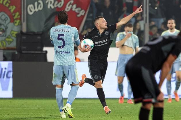 Cremonese v Juventus, Serie A football, Bergamo, Italy Cremona, Italy. 01st, November 2025. Jamie Vardy (10) of Cremonese scores for 1-2 during the Serie A match between Cremonese and Juventus at Zini Stadium in Cremona. Italy, Bergamo  Copyright: xGonzalesxPhoto StefanoxNicolix