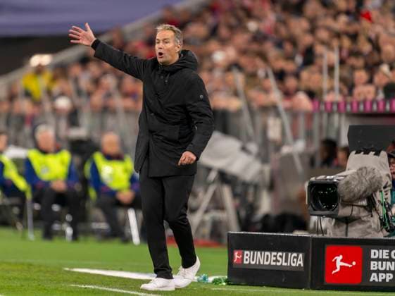 01.11.2025, Fussball Bundesliga 2025 2026, 9.Spieltag, FC Bayern München - Bayer Leverkusen, in der Allianz-Arena München, Trainer Kasper Hjulmand (Bayer Leverkusen) gibt Anweisungen, zeigt, gestikuliert, gibt Kommandos, Anweisungen, gibt Anweisungen, zeigend, gestikulierend, *** 01 11 2025, Soccer Bundesliga 2025 2026, Matchday 9, FC Bayern Munich Bayer Leverkusen, in the Allianz Arena Munich, Coach Kasper Hjulmand Bayer Leverkusen gives instructions, points, gesticulates, gives commands, instructions, gives instructions, pointing, gesticulating,