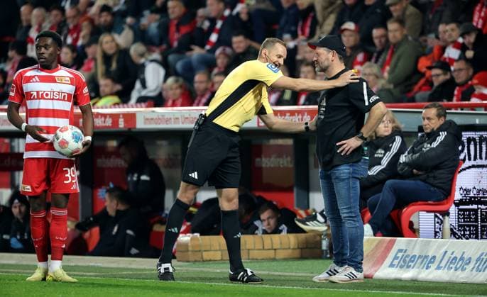 Derrick Köhn, referee Sören Storks talks to coach Steffen Baumgart, behind him sports director Horst Heldt Sport Football Soccer Bundesliga Men DFL 9 Matchday Season 2025 2026 01 11 2025 1 FC Union Berlin FCU vs SC Freiburg SCF DFL regulations prohibit any use of photographs as image sequences and or quasi video