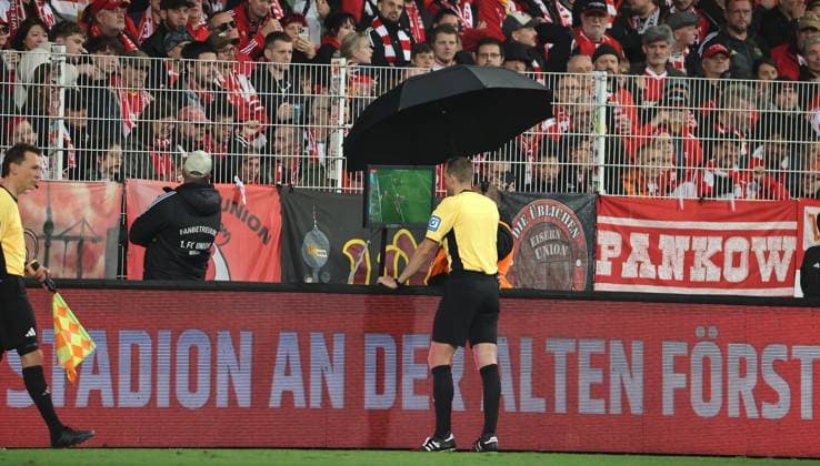 Referee Sören Storks uses the VAR Video Assist Referee after Andrej Ilics goal Sport Football Soccer Bundesliga Men DFL 9 Matchday Season 2025 2026 01 11 2025 1 FC Union Berlin FCU vs SC Freiburg SCF DFL regulations prohibit any use of photographs as image sequences and or quasi video