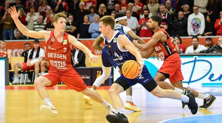 Aiden Warnholtz defends at the last second against Niklas Geseke 6 Matchday, 2 Bundesliga Pro A, 46ers, Basketball, Basketball season 2025 2026, BBL, Germany, Gießen 46ers VfL SparkassenStars Bochum, Gießen in red, Bochum in blue, Men