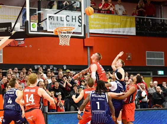 Bochums last attack doesnt go in 6 Matchday, 2 Bundesliga Pro A, 46ers, Basketball, Basketball season 2025 2026, BBL, Germany, Gießen 46ers VfL SparkassenStars Bochum, Gießen in red, Bochum in blue, Men