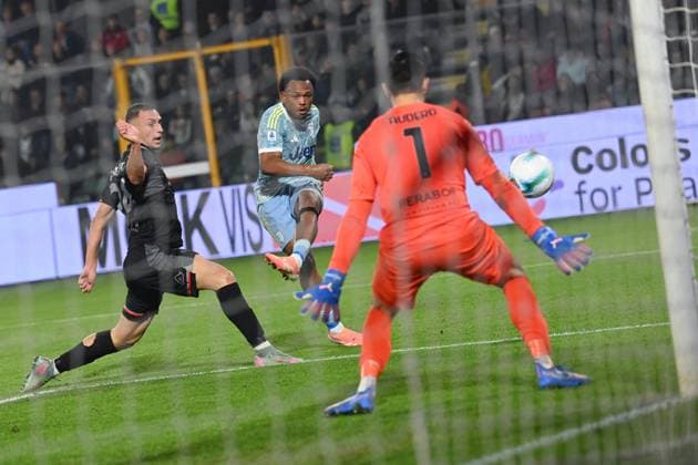 CALCIO - Serie A - US Cremonese vs Juventus FC OPENDA Lois (Juventus Fc) shooting on goal during US Cremonese vs Juventus FC, Italian soccer Serie A match in Cremona, Italy, November 01 2025 Cremona Italy  Copyright: xIPAxSport ABACAx
