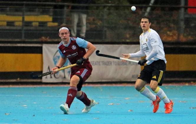 Mens Field Hockey Bundesliga Tom Schmidt Didlaukies l from UHC and Gracjan Jarzynski r from HTHC look after the ball