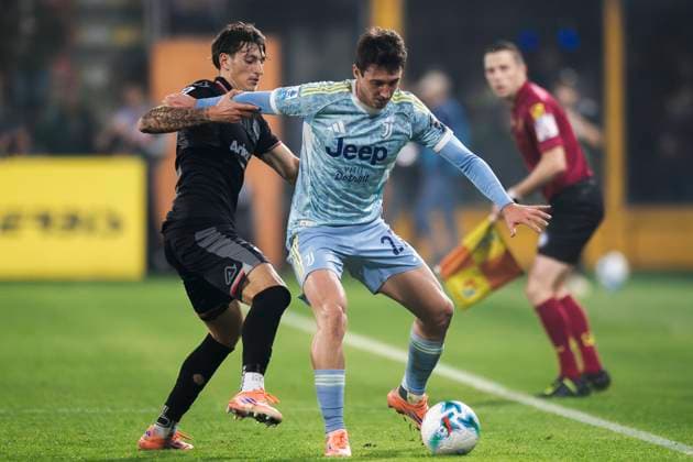 US Cremonese v Juventus FC - Serie A Andrea Cambiaso of Juventus FC competes for the ball with Romano Floriani Mussolini of US Cremonese during the Serie A football match between US Cremonese and Juventus FC. Cremona Italy Copyright: xNicolòxCampox
