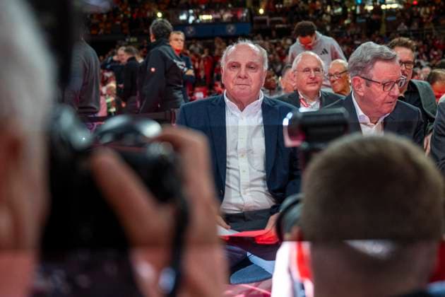 02 11 2025 Football Annual General Meeting of FC Bayern Munich Uli Hoeneß enters the room and is photographed by photographers Copyright: xDavidxInderliedx