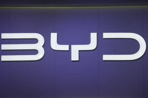 BYD Auto HANGZHOU, CHINA - NOVEMBER 1, 2025 - Citizens watch BYD s new energy vehicles at an auto show in Hangzhou, Zhejiang Province, China on November 1, 2025. Hangzhou Zhejiang China  Copyright: xCFOTOx i1762100326621