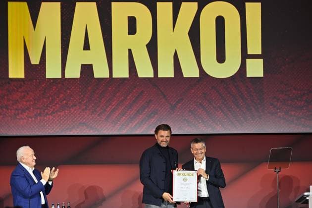 Marko PESIC is appointed honorary member re Herbert HAINER President Bayern Muenchen Annual General Meeting 2025 of FC Bayern Muenchen e V on 02 11 2025, Rudi Sedlmayer Halle Â