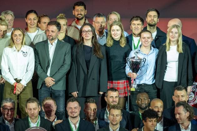 The German Champions of FC Bayern 2024 2025, in the middle Herbert Hainer FC Bayern Muenchen, President GER, FC Bayern Muenchen, Football, Bundesliga, Annual General Meeting FC Bayern Muenchen eV 2025, 02 11 2025, DFL DFB REGULATES PROHIBIT ANY USE OF PHOTOGRAPHS AS IMAGE SEQUENCES AND OR QUASI VIDEO, GER, FC Bayern Muenchen, Football, Bundesliga, Annual General Meeting FC Bayern Muenchen eV 2025, 02 11 2025 Muenchen Copyright: xEibner-Pressefotox EP_EER