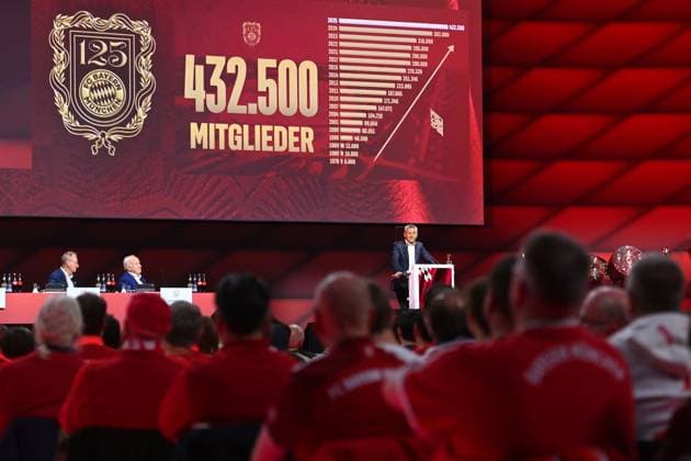 Herbert HAINER President Bayern Muenchen presents the number of members 432500 Members Annual General Meeting 2025 of FC Bayern Muenchen e V on 02 11 2025, Rudi Sedlmayer Halle