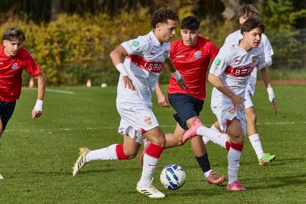 B Junior Bundesliga U17 DFB Nachwuchsliga, SpVgg Unterhaching U17 vs VfB Stuttgart U17 , Unterhaching SpVgg U17 , Unterhaching SpVgg, Stuttgart VfB, Stuttgart VfB U17 , 2025 11 01 in München Oberhaching Sportschule Oberhaching CEBI Ata VfB Stuttgart U17 Offensive midfield No. 11 VfB U1711 , KARAGÖZ Sanver SpVgg Unterhaching U17 Striker No. 7 UHG U177 sportworld München Oberhaching Sportschule Oberhaching Bayern Germany
