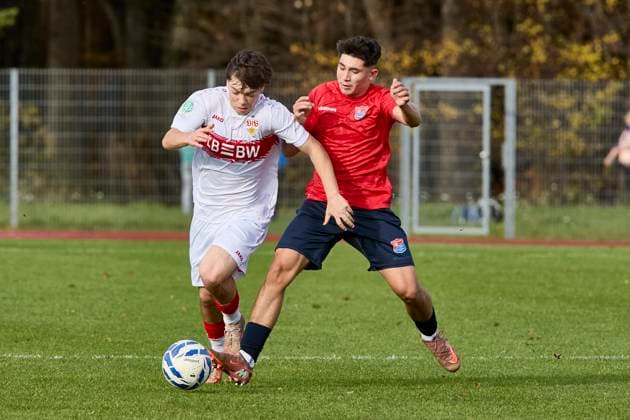B Junioren Bundesliga U17 DFB Nachwuchsliga, SpVgg Unterhaching U17 vs VfB Stuttgart U17 , Unterhaching SpVgg U17 , Unterhaching SpVgg, Stuttgart VfB, Stuttgart VfB U17 , 2025 11 01 in München Oberhaching Sportschule Oberhaching RECUPERO William VfB Stuttgart U17 Rechtsaußen Nr 7 VfB U177 , KARAGÖZ Sanver SpVgg Unterhaching U17 Sturm Nr 7 UHG U177 sportworld München Oberhaching Sportschule Oberhaching Bayern Germany