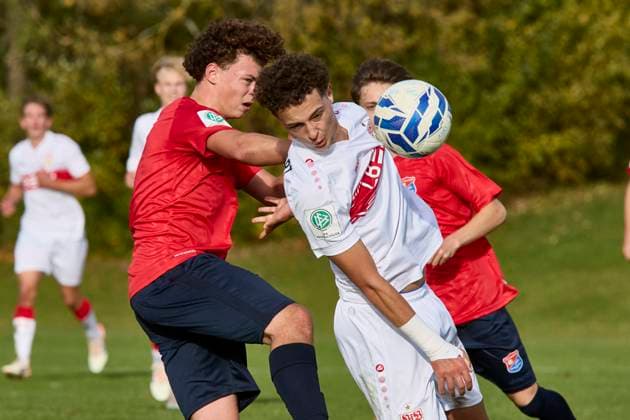 B Junioren Bundesliga U17 DFB Nachwuchsliga, SpVgg Unterhaching U17 vs VfB Stuttgart U17 , Unterhaching SpVgg U17 , Unterhaching SpVgg, Stuttgart VfB, Stuttgart VfB U17 , 2025 11 01 in München Oberhaching Sportschule Oberhaching CEBI Ata VfB Stuttgart U17 Offensive Midfield Nr 11 VfB U1711 , KÜSPERT Paul SpVgg Unterhaching U17 Sturm Nr 3 UHG U173 sportworld München Oberhaching Sportschule Oberhaching Bayern Germany