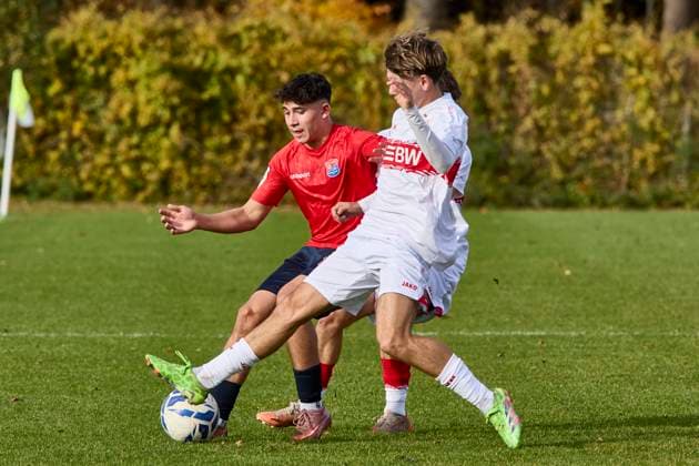B Junioren Bundesliga U17 DFB Nachwuchsliga, SpVgg Unterhaching U17 vs VfB Stuttgart U17 , Unterhaching SpVgg U17 , Unterhaching SpVgg, Stuttgart VfB, Stuttgart VfB U17 , 2025 11 01 in München Oberhaching Sportschule Oberhaching KARAGÖZ Sanver SpVgg Unterhaching U17 Sturm Nr 7 UHG U177 , RECUPERO William VfB Stuttgart U17 Rechtsaußen Nr 7 VfB U177 sportworld München Oberhaching Sportschule Oberhaching Bayern Germany