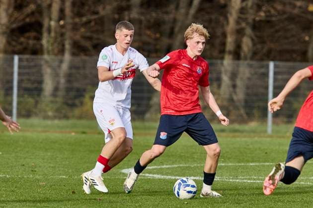 B Junior Bundesliga U17 DFB Nachwuchsliga, SpVgg Unterhaching U17 vs VfB Stuttgart U17 , Unterhaching SpVgg U17 , Unterhaching SpVgg, Stuttgart VfB, Stuttgart VfB U17 , 2025 11 01 in München Oberhaching Sportschule Oberhaching MÖHWALD Ferdinand SpVgg Unterhaching U17 Sturm Nr 9 UHG U179 , BERRETH Luca VfB Stuttgart U17 Innenverteidiger Nr 4 VfB U174 sportworld München Oberhaching Sportschule Oberhaching Bayern Germany