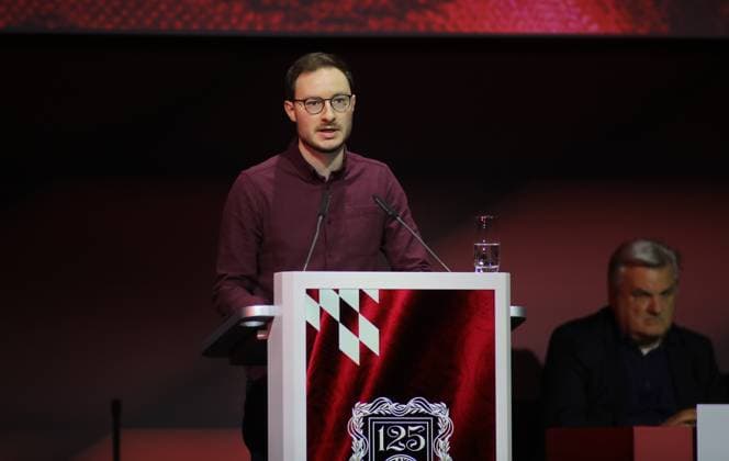 FC Bayern Munich, Annual General Meeting, BMW Park Bayerns chief critic Michael Ott at the lectern