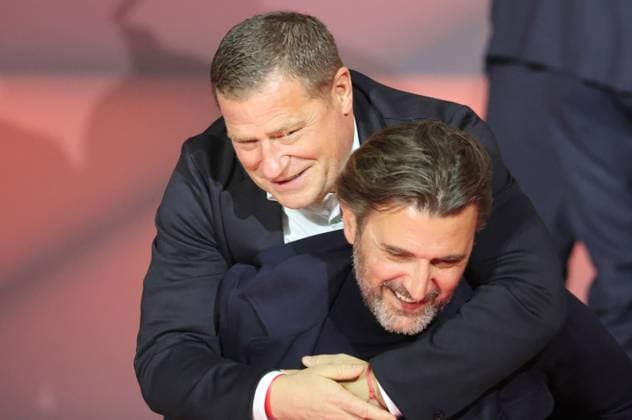 Managing Director Marko Pesic FCBB carries Chief Sports Officer Max Eberl off the stage Football Annual General Meeting 2025 of FC Bayern München eV 02 11 2025 BMW Park PHOTO Mladen Lackovic LakoPress