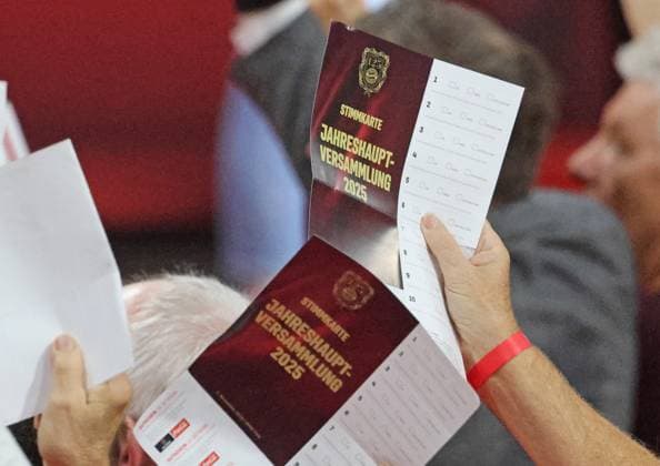 voting card, election, voting process, elections Football 1 BL FC Bayern Munich Bayer 04 Leverkusen 01 11 2025 Allianz Arena PHOTO Mladen Lackovic LakoPress