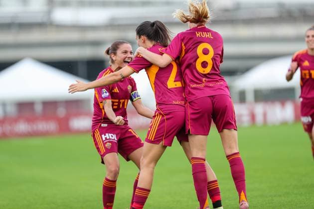 Roma Women exultation during AS Roma vs Inter - FC Internazionale, Italian football Serie A Women match in Rome, Italy, November 02 2025  Copyright: xLuigixMariani IPAxSportx xipa-agency.netx xx IPA_67394783 IPA_Agency_IPA67394783
