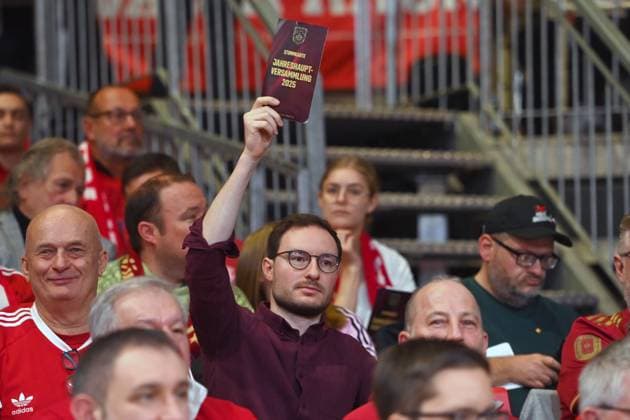 Member Michael OTT votes against the re-election of the Presidium Voting card Annual General Meeting 2025 of FC Bayern Muenchen e V on 02 11 2025, Rudi Sedlmayer Halle