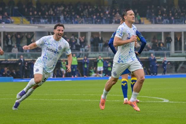 Inter - FC Internazionale s Piotr Zielinski celebrates after scoring a goal during Hellas Verona FC vs FC Internazionale, Italian soccer Serie A match in Verona, Italy, November 02 2025  Copyright: xAlessioxMarini IPAxSportx xipa-agency.netx xx IPA_67394876 IPA_Agency_IPA67394876