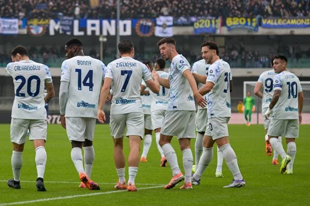 Inter - FC Internazionale s Piotr Zielinski celebrates after scoring a goal during Hellas Verona FC vs FC Internazionale, Italian soccer Serie A match in Verona, Italy, November 02 2025  Copyright: xAlessioxMarini IPAxSportx xipa-agency.netx xx IPA_67394889 IPA_Agency_IPA67394889