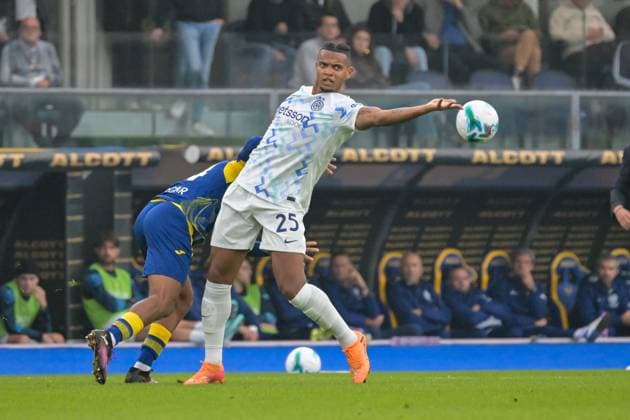 Inter - FC Internazionale s Manuel Akanji portrait in action during Hellas Verona FC vs FC Internazionale, Italian soccer Serie A match in Verona, Italy, November 02 2025  Copyright: xAlessioxMarini IPAxSportx xipa-agency.netx xx IPA_67394894 IPA_Agency_IPA67394894
