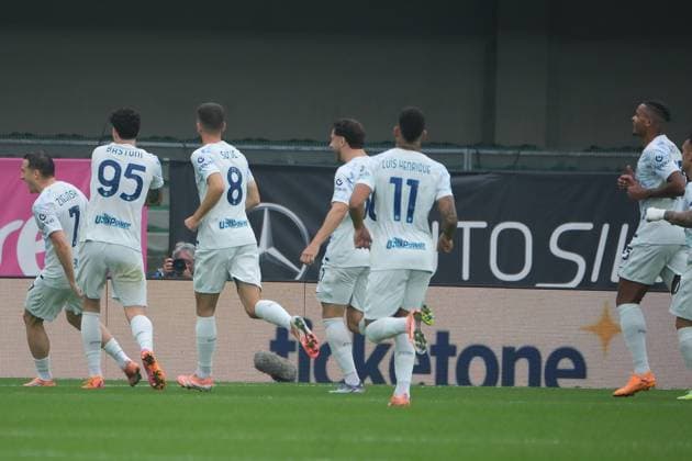 Piotr Zielinski celebrates after scores a goal with his teammates during the soccer match between Hellas Verona FC and FC Internazionale, MD10 of Serie A Enilive Italian soccer championship 2025 2026 at Marcantonio Bentegodi Stadium on November 2, 2025, Verona, Italy.  Copyright: xRobertoxTommasini IPAxSportx xipa-agency.netx xx IPA_67394910 IPA_Agency_IPA67394910