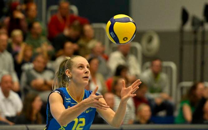 01 11 2025, Schwerins Hannah Krohn serving, Volleyball, 1 Bundesliga, Dresdner SC SC Schwerin, c Dresden