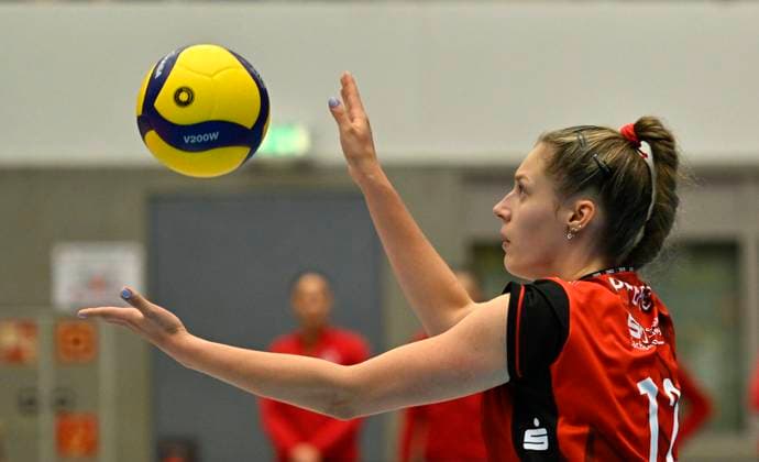 01 11 2025, Dresdens Mette Pfeffer serving, Volleyball, 1 Bundesliga, Dresdner SC SC Schwerin, c Dresden