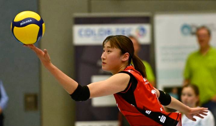01 11 2025, Dresdens Miku Akimoto serving, Volleyball, 1 Bundesliga, Dresdner SC SC Schwerin, c Dresden
