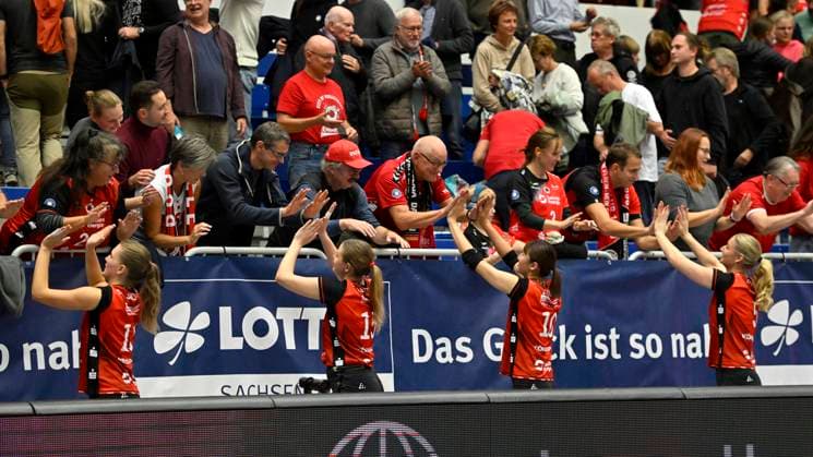 01 11 2025, Dresden players high-five with the fans, Volleyball, 1 Bundesliga, Dresdner SC SC Schwerin, c Dresden