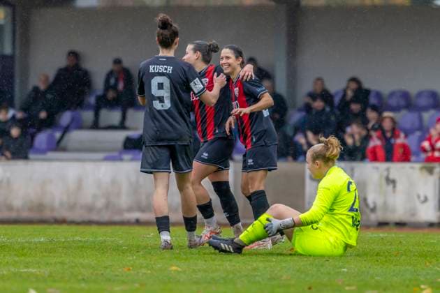 Ingolstadt, Deutschland 02. November 2025: 2. BL - Frauen - 2025 2026 - FC Ingolstadt 04 vs. VfL Bochum Im Bild: in der Traube Torschützin Annika Kömm Koemm (FCI) jubelt nach ihrem Tor zum 1:0 Audi Sportpark Bayern Copyright: xFotostandx xSchäferx