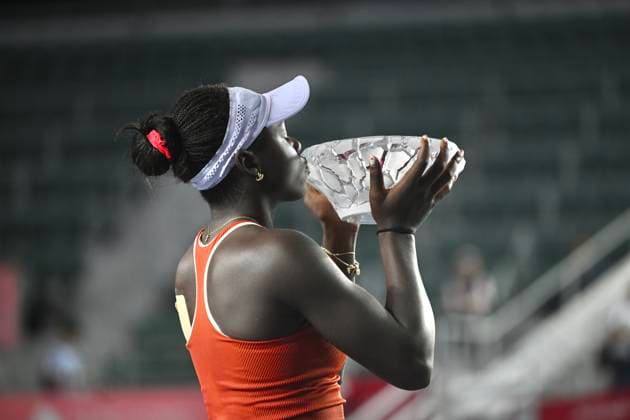 Victoria Mboko Get The Champion Of WTA250 Canadian tennis player Victoria Mboko kiss the Championship trophy at the Hong Kong Tennis Open on November 2, 2025 in Hong Kong. (Photo by Kobe Li Nexpher Images) Hong Kong