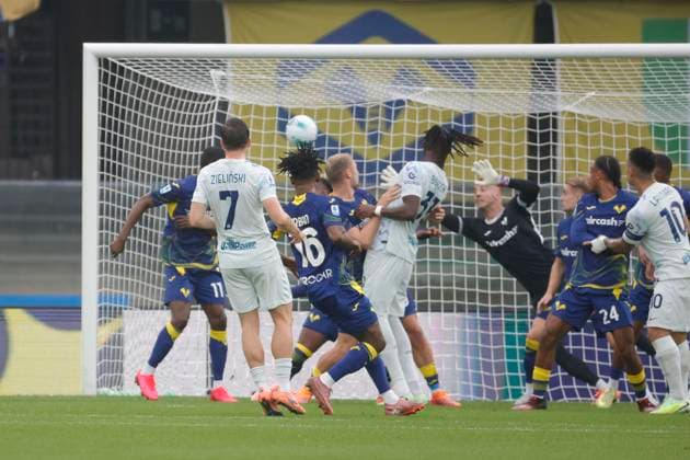 November 2, 2025, Verona, VR: Inter s Piotr Zielinski scores the goal 0-1 during the Italian Serie A soccer match Hellas Verona FC vs Inter FC at Stadio Marcantonio Bentegodi in Verona, Italia, 2 November 2025. .ANSA EMANUELE PENNACCHIO. Soccer: Serie A; Hellas Verona FC Vs Inter FC  - ZUMAa110 20251102_zaf_a110_011 Copyright: xEmanuelexPennacchiox