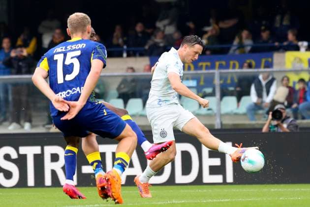 Inter Milan s Piotr Zielinski opportunity during the Serie A soccer match between Hellas Verona and Inter at the Bentegodi Stadium in Verona, north west Italy - Sunday , November 02 , 2025. - Soccer .  Copyright: xPaolaxGarbuio Lapressex