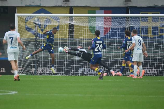 Lorenzo Montipo of Hellas Verona FC during the soccer match between Hellas Verona FC and FC Internazionale, MD10 of Serie A Enilive Italian soccer championship 2025 2026 at Marcantonio Bentegodi Stadium on November 2, 2025, Verona, Italy.  Copyright: xRobertoxTommasini IPAxSportx xipa-agency.netx xx IPA_67395324 IPA_Agency_IPA67395324