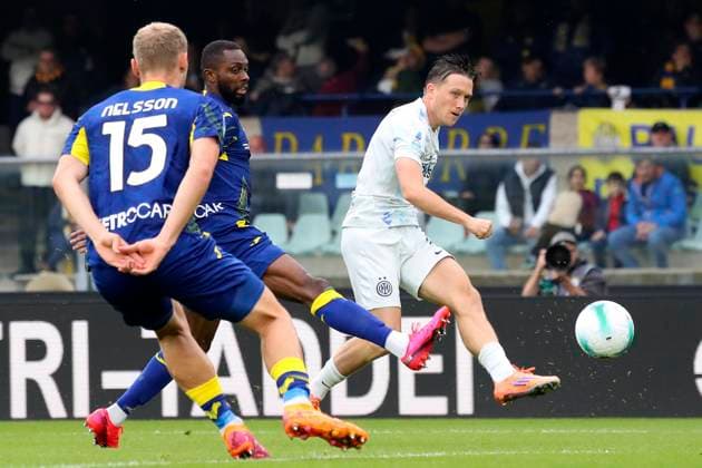 Inter Milan s Piotr Zielinski opportunity during the Serie A soccer match between Hellas Verona and Inter at the Bentegodi Stadium in Verona, north west Italy - Sunday , November 02 , 2025. - Soccer .  Copyright: xPaolaxGarbuio Lapressex