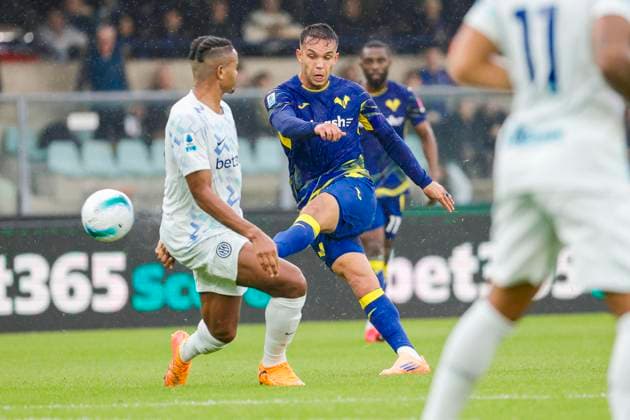 November 2, 2025, Verona, VR: Hellas Verona s Giovane scoring chance during the Italian Serie A soccer match Hellas Verona FC vs Inter FC at Stadio Marcantonio Bentegodi in Verona, Italia, 2 November 2025. .ANSA EMANUELE PENNACCHIO. Soccer: Serie A; Hellas Verona FC Vs Inter FC  - ZUMAa110 20251102_zaf_a110_015 Copyright: xEmanuelexPennacchiox