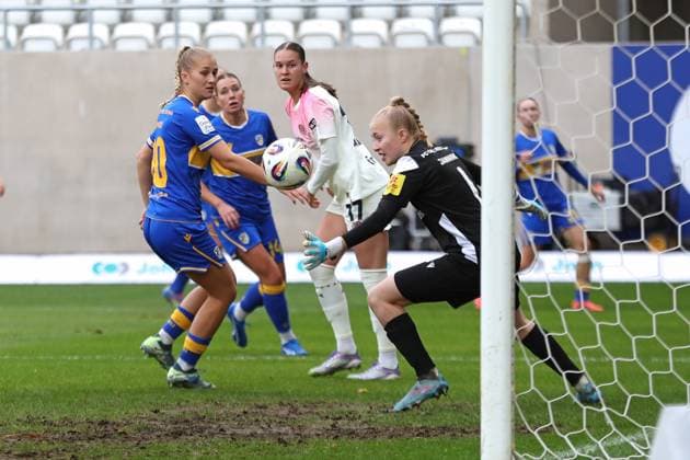 Google Pixel Womens Bundesliga, FC Carl Zeiss Jena Bayer 04 Leverkusen 02 11 2025 Steffi Schmid 20, Carl Zeiss Jena left deflects the ball against goalkeeper Jasmin Janning 1, Carl Zeiss Jena to 0 1 own goal, Valentina Mädl 17, Bayer 04 Leverkusen watches soccer, Google Pixel Womens Bundesliga, Season 2025 2026, Matchday 8 FC Carl Zeiss Jena vs Bayer 04 Leverkusen on 02 11 2025, Ernst Abbe Sportfeld, ad hoc Arena, Jena DFB REGULATIONS PROHIBIT ANY USE OF PHOTOGRAPHS AS IMAGE SEQUENCES AND OR QUASI VIDEO Copyright: xBEAUTIFULxSPORTS JanxKaeferx