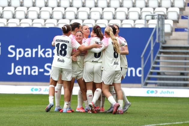 Google Pixel Womens Bundesliga, FC Carl Zeiss Jena Bayer 04 Leverkusen 02 11 2025 Goal Cheering at Bayer Leverkusen Soccer Team, Google Pixel Womens Bundesliga, Season 2025 2026, 8 Matchday FC Carl Zeiss Jena vs Bayer 04 Leverkusen on 02 11 2025, Ernst Abbe Sportfeld, ad hoc Arena, Jena DFB REGULATIONS PROHIBIT ANY USE OF PHOTOGRAPHS AS IMAGE SEQUENCES AND OR QUASI VIDEO Copyright: xBEAUTIFULxSPORTS JanxKaeferx
