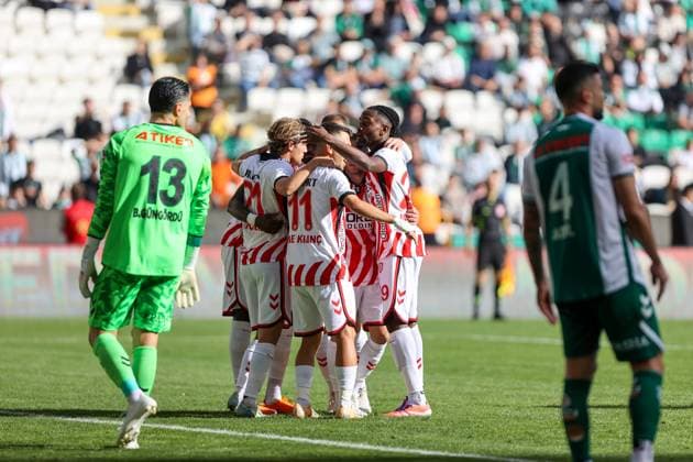 TUMOSAN Konyaspor v Samsunspor - Turkish Super Lig KONYA, TURKIYE - NOVEMBER 2: Samsunspor players celebrate after scoring a goal during the Trendyol Super Lig week 11 match between TUMOSAN Konyaspor and Samsunspor at Medas Konya Buyuksehir Stadium in Konya, Turkiye, on November 2, 2025. Serhat Cetinkaya Anadolu Konya Turkey. Editorial use only. Please get in touch for any other usage.  Copyright: x2025xAnadoluxSerhatxCetinkayax