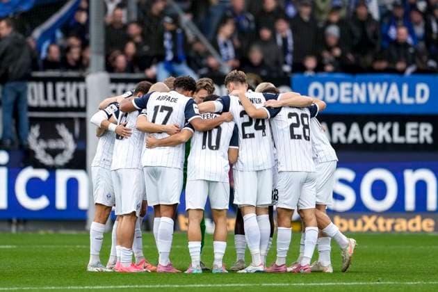 Players from SV Waldhof Mannheim SVWM , swear in with a team circle before kick-off, circle, team circle, concentration, camaraderie, speech, motivation, 02 11 2025, Sinsheim Germany , Football, 3 Liga, TSG 1899 Hoffenheim II SV Waldhof Mannheim, DFB DFL REGULATIONS PROHIBIT ANY USE OF PHOTOGRAPHS AS IMAGE SEQUENCES AND OR QUASI VIDEO xozx