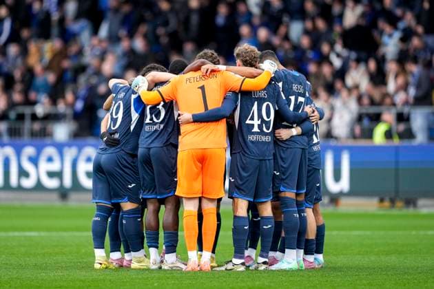 Players of TSG 1899 Hoffenheim II U23 , swear in with a team circle before kick-off, circle, team circle, concentration, camaraderie, speech, motivation, 02 11 2025, Sinsheim Germany , Football, 3 Liga, TSG 1899 Hoffenheim II SV Waldhof Mannheim, DFB DFL REGULATIONS PROHIBIT ANY USE OF PHOTOGRAPHS AS IMAGE SEQUENCES AND OR QUASI VIDEO xozx