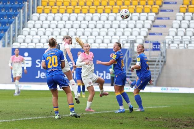 Google Pixel Womens Bundesliga, FC Carl Zeiss Jena Bayer 04 Leverkusen 02 11 2025 Caroline Kehrers header 9, Bayer 04 Leverkusen hits the corner of the goal for 0 2 Football, Google Pixel Womens Bundesliga, Season 2025 2026, Matchday 8 FC Carl Zeiss Jena vs Bayer 04 Leverkusen on 02 11 2025, Ernst Abbe Sportfeld, ad hoc Arena, Jena DFB REGULATIONS PROHIBIT ANY USE OF PHOTOGRAPHS AS IMAGE SEQUENCES AND OR QUASI VIDEO Copyright: xBEAUTIFULxSPORTS JanxKaeferx