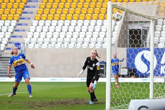 Google Pixel Womens Bundesliga, FC Carl Zeiss Jena Bayer 04 Leverkusen 02 11 2025 Goalkeeper Jasmin Janning 1, Carl Zeiss Jena can only watch as the ball hits the corner of the goal for 0 2 Football, Google Pixel Womens Bundesliga, Season 2025 2026, Matchday 8 FC Carl Zeiss Jena vs Bayer 04 Leverkusen on 02 11 2025, Ernst Abbe Sportfeld, ad hoc Arena, Jena DFB REGULATIONS PROHIBIT ANY USE OF PHOTOGRAPHS AS IMAGE SEQUENCES AND OR QUASI VIDEO Copyright: xBEAUTIFULxSPORTS JanxKaeferx