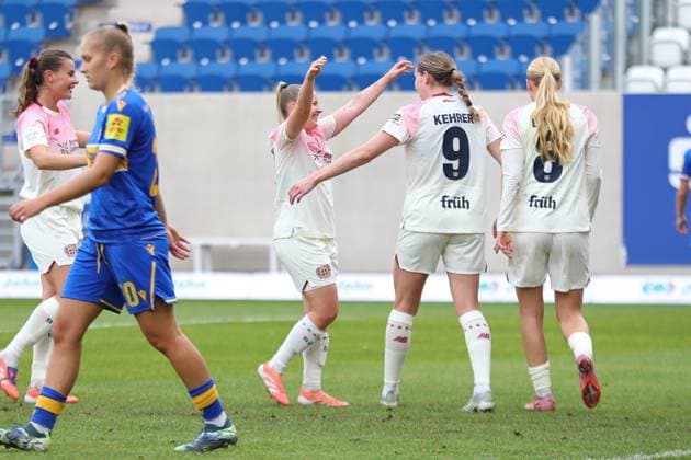 Google Pixel Womens Bundesliga, FC Carl Zeiss Jena Bayer 04 Leverkusen 02 11 2025 Vanessa Fudalla 21, Bayer 04 Leverkusen is happy with goal scorer Caroline Kehrer 9, Bayer 04 Leverkusen Football, Google Pixel Womens Bundesliga, Season 2025 2026, Matchday 8 FC Carl Zeiss Jena vs Bayer 04 Leverkusen on 02 11 2025, Ernst Abbe Sportfeld, ad hoc Arena, Jena DFB REGULATIONS PROHIBIT ANY USE OF PHOTOGRAPHS AS IMAGE SEQUENCES AND OR QUASI VIDEO Copyright: xBEAUTIFULxSPORTS JanxKaeferx